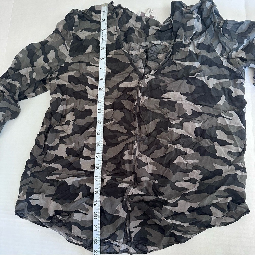 Joie Womens Grey Camo Print Viscose Blouse Bell Sleeve V-Neck Top Size M - Picture 5 of 7